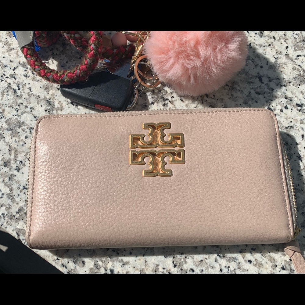 Tory Burch wallet like new minimal wear.